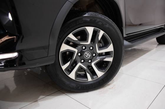 TOYOTA HILUX SW4 2.8 D-4D TURBO DIESEL SRX PLATINUM 7L 4X4 AUTOMÁTICO